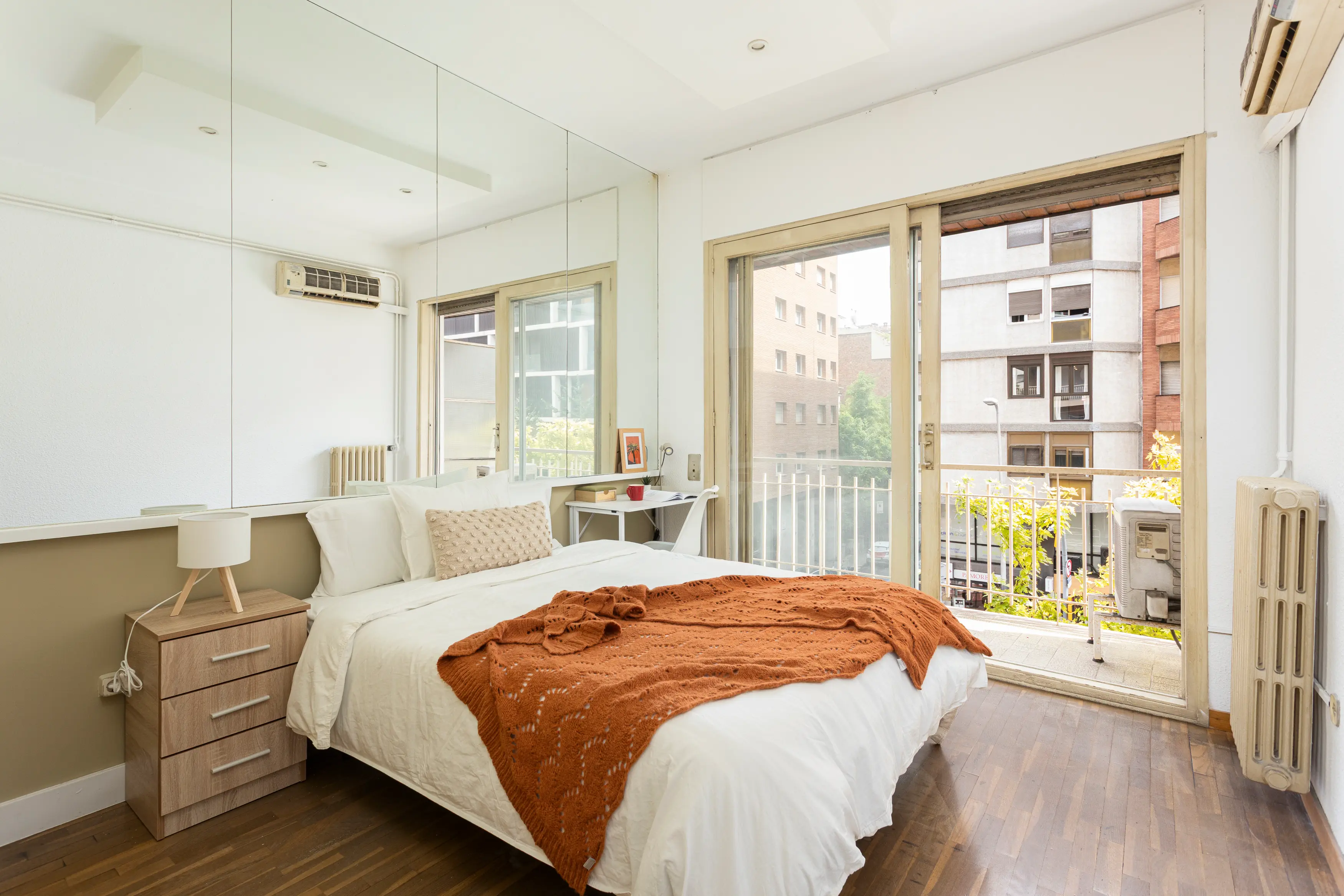 Single room on Via Augusta in Barcelona — 890 €/month | Lupo Rooms