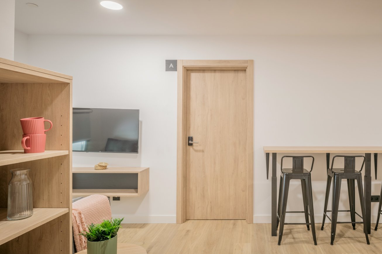 Individual en apartamento 3 habitaciones en residencia de estudiantes, Logroño — 648 €/mies. | Lupo Rooms