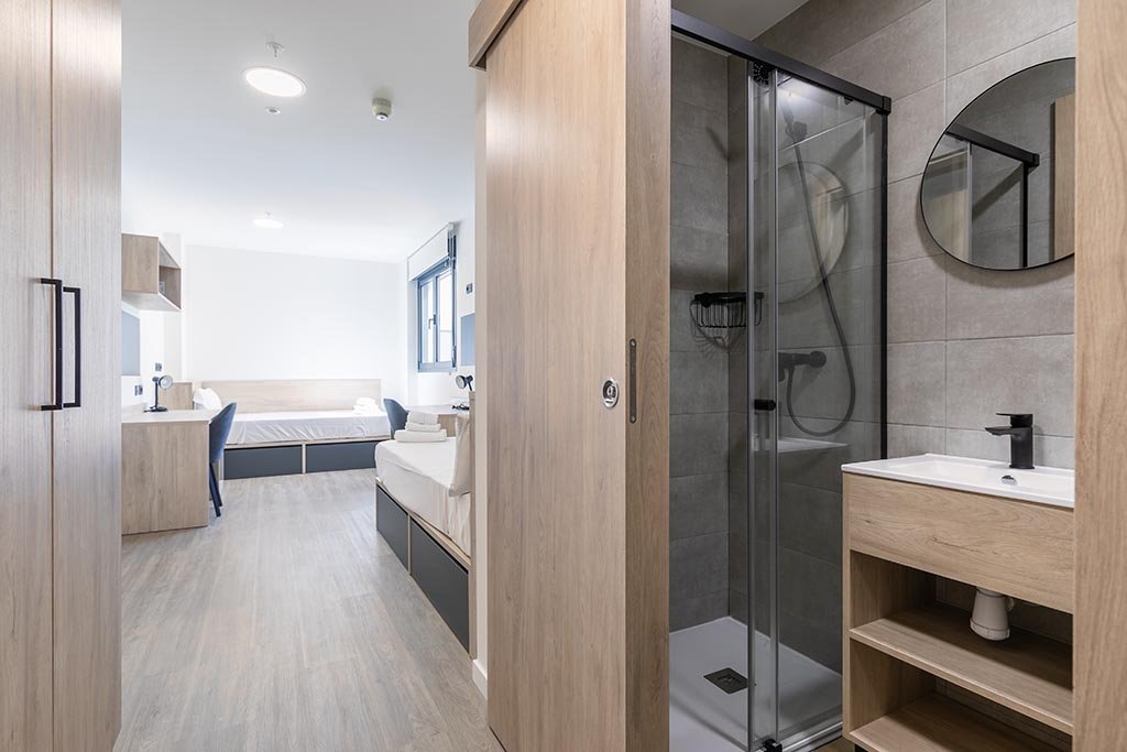 Doble en residencia de estudiantes a Madrid — 883 €/mese | Lupo Rooms