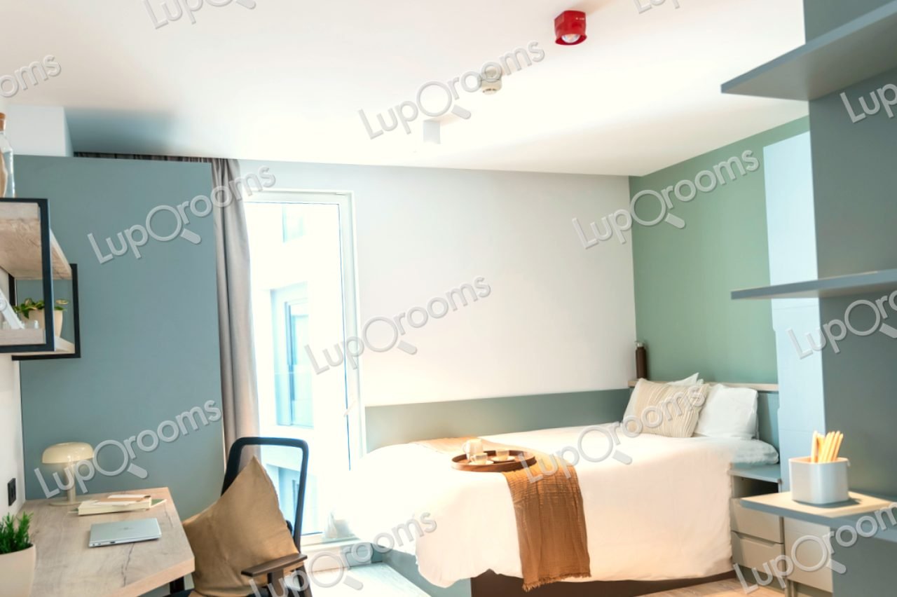 Estudio adaptado en residencia de estudiantes en Madrid — 1815 €/mes | Lupo Rooms